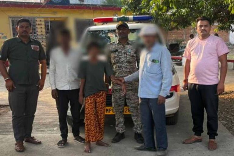 छतरपुर के डायल-112 हीरोज रास्ता भटकी मानसिक रूप से अस्वस्थ 13 वर्षीय बालिका को सुरक्षित परिजनों से मिलाया