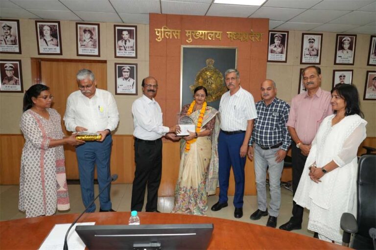 पुलिस मुख्यालय परिवार द्वारा 4 सेवानिवृत्त़ कर्मचारियों को दी गई भावभीनी विदाई