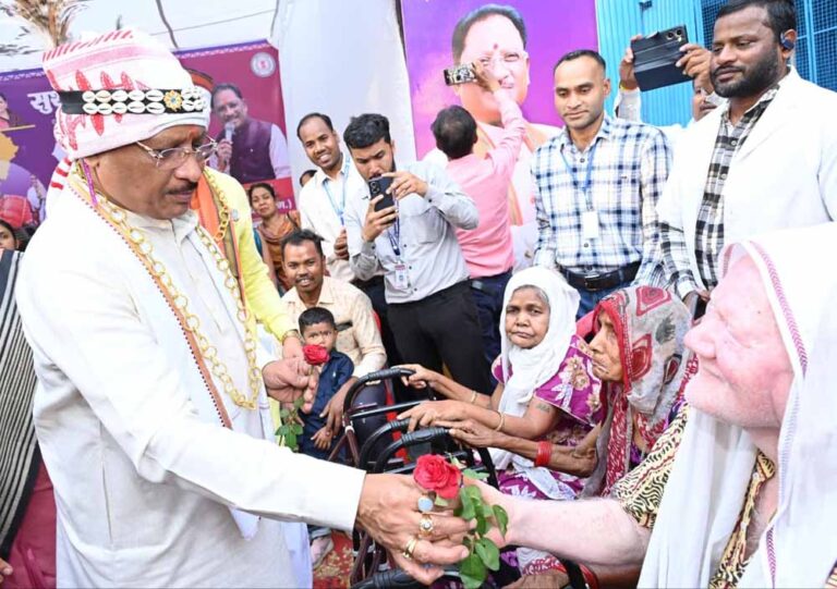 सुशासन तिहार में हितग्राहियों से आत्मीय संवाद: योजनाओं के लाभ से बदलती जिंदगी की तस्वीर देख मुख्यमंत्री हुए प्रसन्न