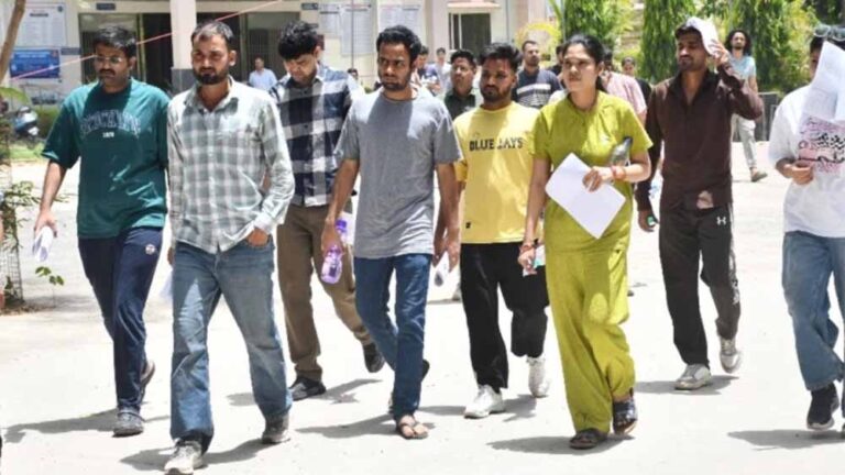 UPSC Prelims में अभ्यर्थियों की अग्निपरीक्षा! तपती जमीन पर नंगे पैर पहुंचे एग्जाम सेंटर