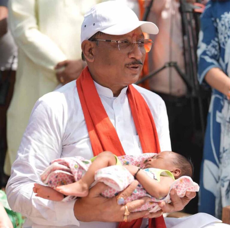 एक माह के शिशु को CM ने दिया नाम—‘रविशंकर’, खुशियों से झूम उठा गांव