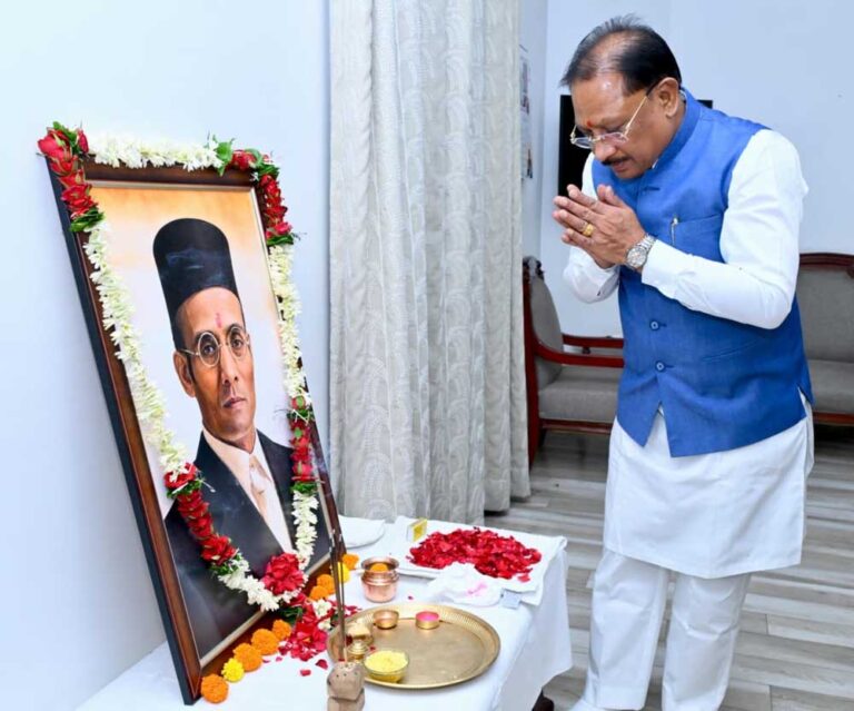 मुख्यमंत्री ने स्वातंत्र्यवीर विनायक दामोदर सावरकर की जयंती पर उन्हें किया नमन