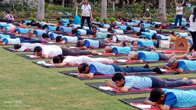AIIMS में योग दिवस का आयोजन, डॉक्टरों और मरीजों ने मिलकर किया योग
