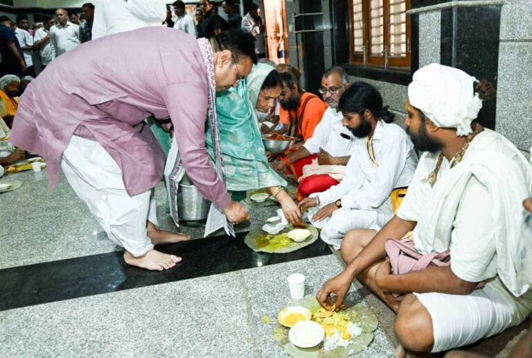 मुख्यमंत्री भजनलाल शर्मा ने गोवर्धन पर्वत की 21 किमी परिक्रमा की, लिया श्रीनाथ जी का आशीर्वाद