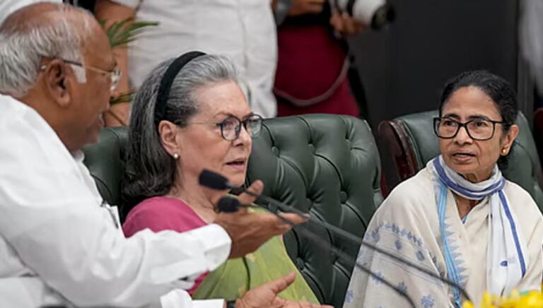 ममता चाहकर भी कांग्रेस में TMC का विलय नहीं करा पाएंगी? एक्सपर्ट ने बताई संवैधानिक और कानूनी वजहें
