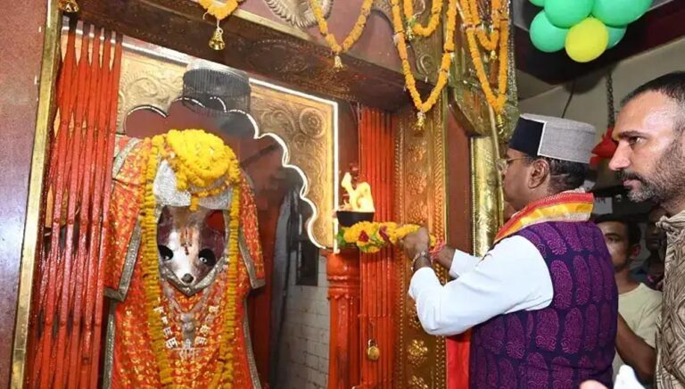 मंत्री सारंग ने प्रधानमंत्री मोदी के नाम से छोला मंदिर में हनुमान जी को गदा की अर्पित
