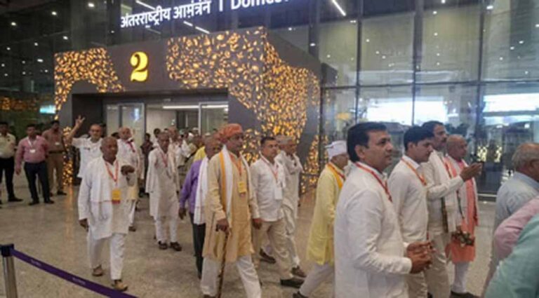 जेवर एयरपोर्ट से पहली उड़ान भर किसानों का सपना हुआ सच, लखनऊ पहुंचकर छलका गर्व