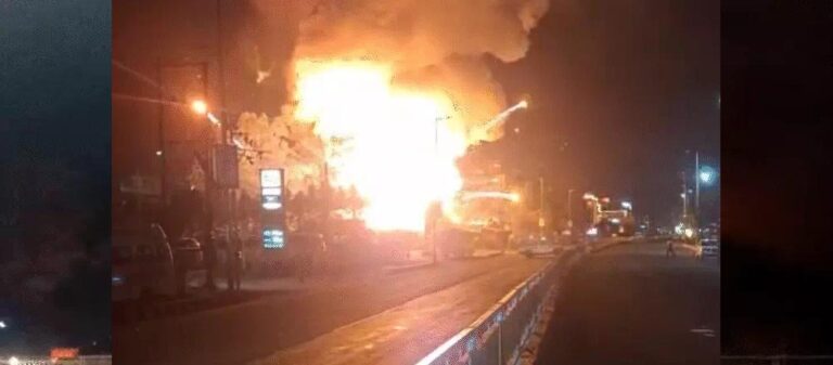 बैरागढ़ रोड पर पटाखा दुकान में भीषण आग, धमाकों से दहला इलाका; 70 फीट तक उठीं लपटें