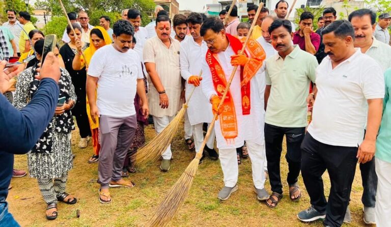 माता मंदिर में रात्रि विश्राम के दौरान ऊर्जा मंत्री तोमर ने लगाई जन चौपाल