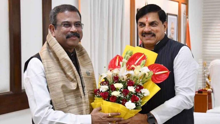 मुख्यमंत्री डॉ. यादव से केंद्रीय शिक्षा मंत्री धर्मेंद्र प्रधान ने की भेंट