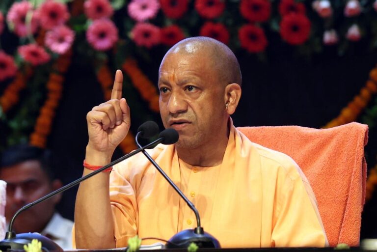 मुख्यमंत्री ने विभिन्न योजनाओं के लाभार्थियों को दिया स्वीकृति पत्र, चेक व चाबी