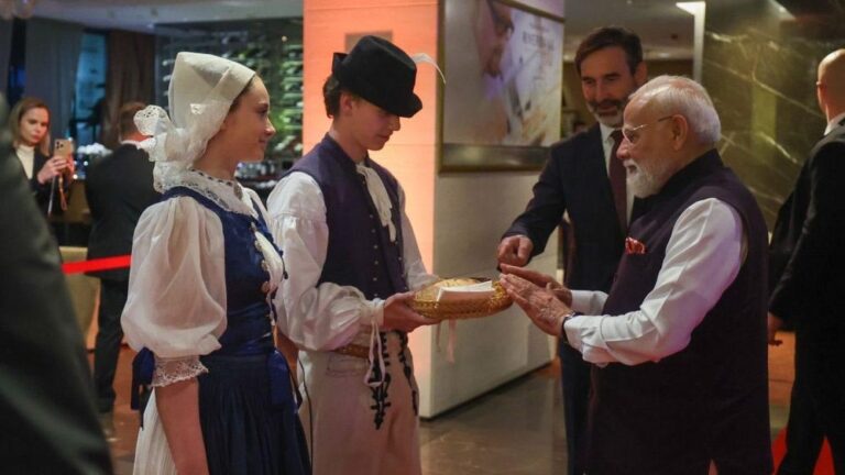 रोटी-नमक और ‘वंदे मातरम्’ से हुआ PM मोदी का भव्य स्वागत, स्लोवाकिया दौरे से खुलेंगे रिश्तों के नए अध्याय