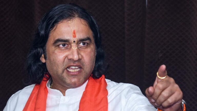 देवकीनंदन ठाकुर ने विवाह परंपराओं पर उठाए सवाल, मंदिरों के लिए सनातन बोर्ड की मांग
