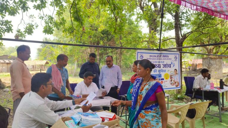 एनएमडीसी की CSR पहल: दंतेवाड़ा के 10 गांवों में निःशुल्क स्वास्थ्य शिविर से सैकड़ों ग्रामीण लाभान्वित