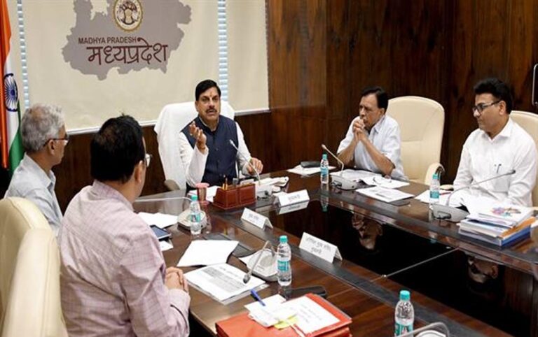 सार्वजनिक स्थलों पर सीसीटीवी और आवासों में ईको फ्रेंडली भवन निर्माण सामग्री के उपयोग को करें प्रोत्साहित : मुख्यमंत्री डॉ. यादव