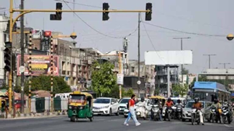दिल्ली में सिग्नल फ्री होगा 3-4 किमी का ट्रैफिक कॉरिडोर, रेडलाइट हटाने की तैयारी