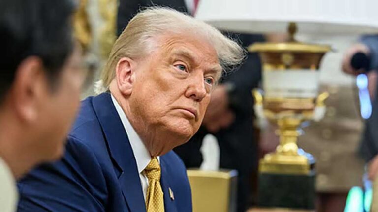 Trump Tariff Cut: ट्रंप ने 25% से घटाकर 15% किया टैरिफ, कई सेक्टर्स को मिला बड़ा फायदा