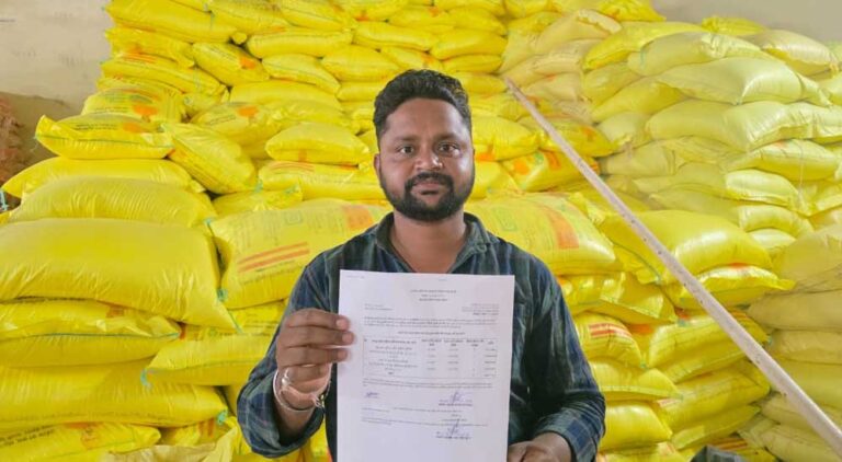 खरीफ सीजन में किसानों को समय पर मिल रही खाद, सखौली के किसान कमलेश ने जताया संतोष