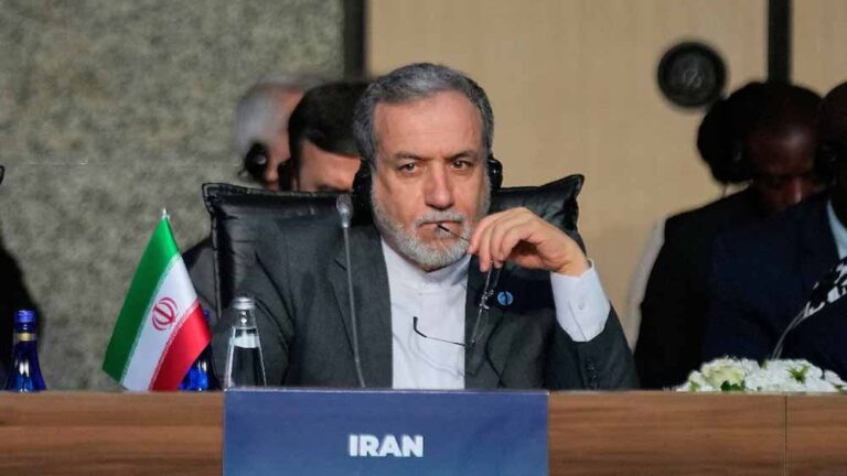 ईरान में शांति समझौते के खिलाफ सड़क पर उतरे कट्टरपंथी, विदेश मंत्री अराघची के खिलाफ लगे इस्तीफे के नारे