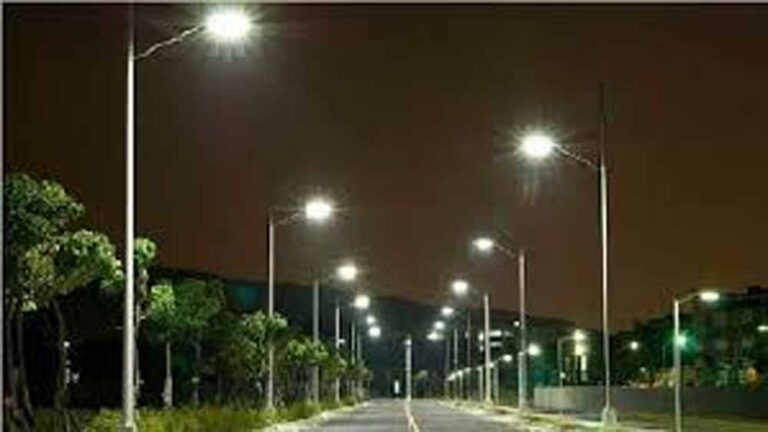 दिल्ली की सड़कों पर लगेंगी संगीतमय स्मार्ट स्ट्रीट लाइट्स, सरकार ने EMI मॉडल को दी मंजूरी