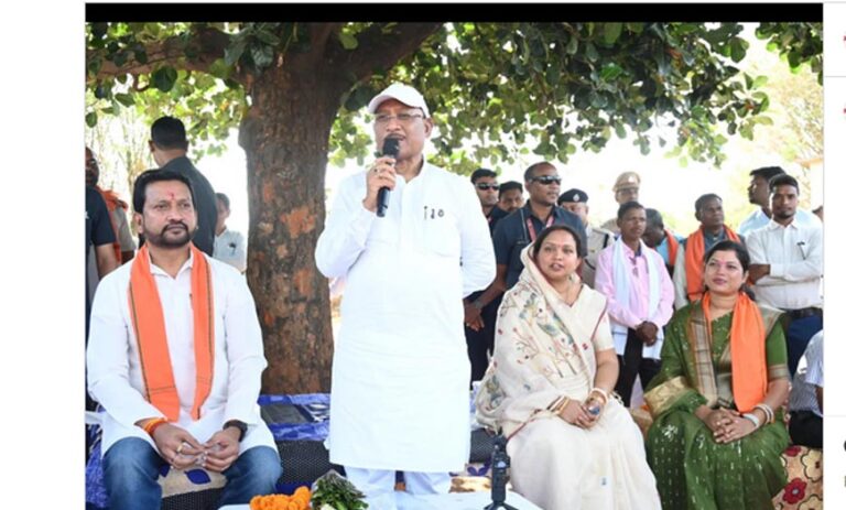 आम की छांव में मुख्यमंत्री की चौपाल: खाट पर बैठे, ग्रामीणों की सुनी बात, मौके पर दिए समाधान