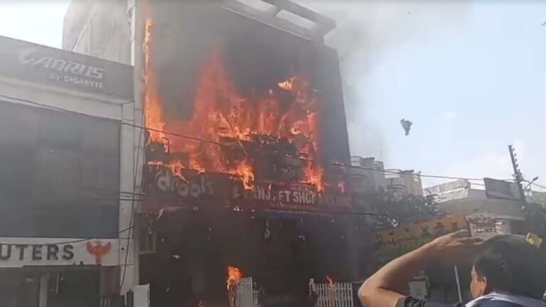 लखनऊ में कोचिंग सेंटर वाली इमारत में भीषण आग, अफरा-तफरी के बीच रेस्क्यू जारी