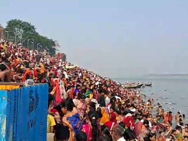 बक्सर में आर्द्रा स्नान पर उमड़ा आस्था का सैलाब, 20 हजार श्रद्धालुओं ने गंगा में लगाई डुबकी