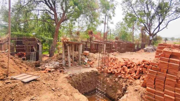 सरकारी जमीन पर बन रहा था रिसॉर्ट! शिकायत मिलते ही प्रशासन ने लगाई रोक
