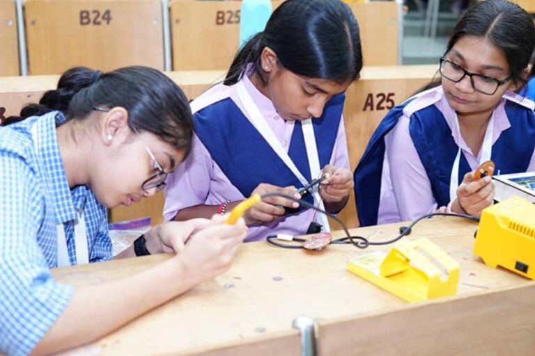 बस्तर के 30 मेधावी छात्र सीखेंगे सेमीकंडक्टर तकनीक, IIT मद्रास में मिलेगा विशेष प्रशिक्षण