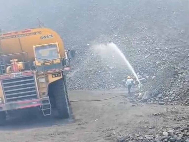 SECL के कोयला स्टॉक में दूसरे दिन भी धधकती रही आग, बुझाने में जुटी रहीं टीमें