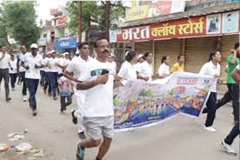 सक्ती में मैराथन दौड़ के जरिए विकास का संदेश, ‘12 साल विश्वास और जनकल्याण के’ थीम रही खास