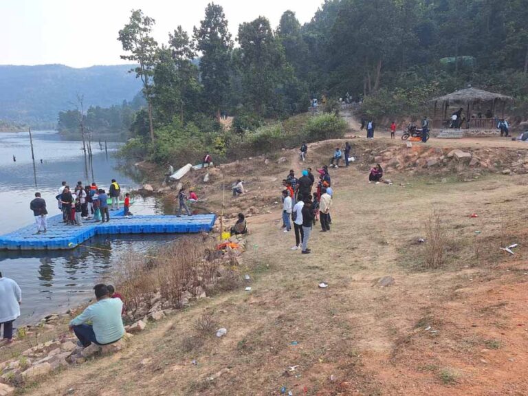 सूरजपुर में ’मुस्कान समूह की महिलाओं ने बोटिंग से बदली अपनी तकदीर’