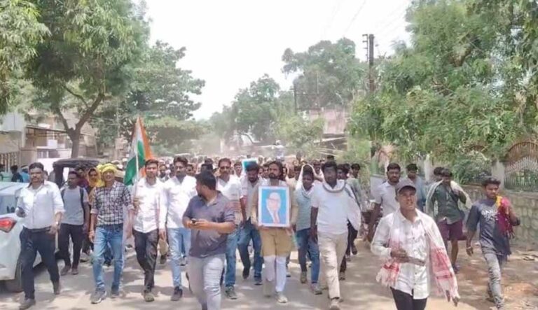 स्वास्थ्य, सड़क और बिजली की मांग को लेकर कलेक्ट्रेट पहुंचे 52 गांवों के आदिवासी और कांग्रेसी