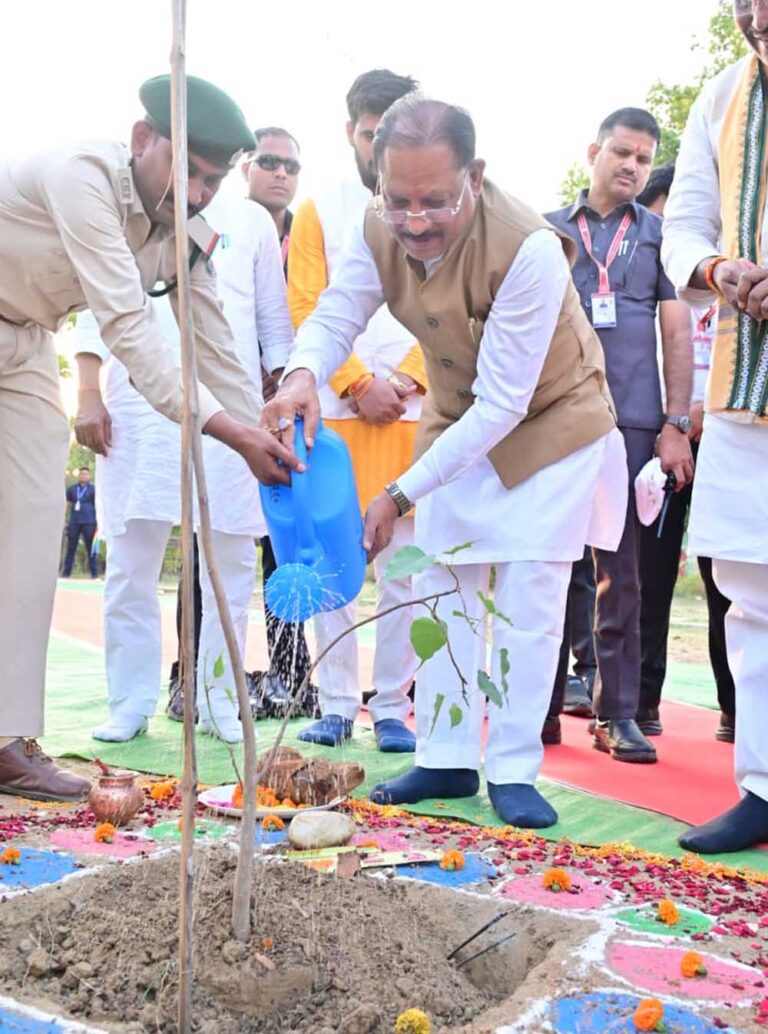 मुख्यमंत्री विष्णु देव साय ने ‘एक पेड़ मां के नाम’ अभियान के तहत किया पीपल का पौधारोपण