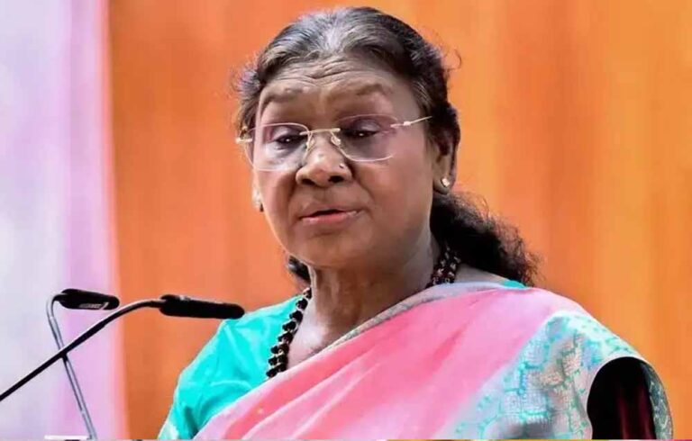 राष्ट्रपति द्रौपदी मुर्मु ने रानी दुर्गावती विश्वविद्यालय के 36वें दीक्षांत समारोह में बांटे गोल्ड मेडल
