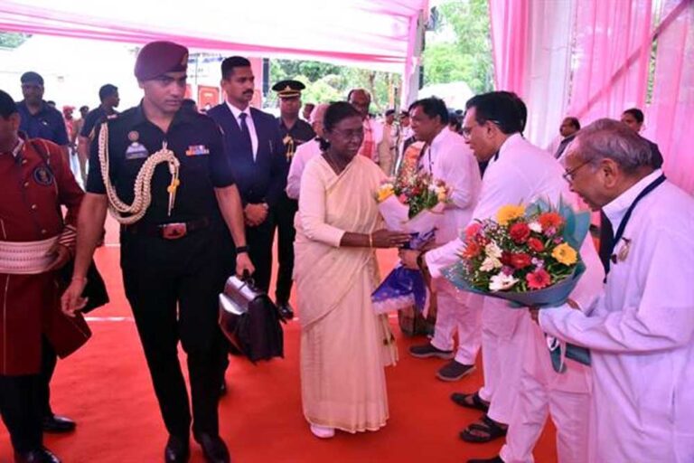 राष्ट्रपति मुर्मु का बैतूल प्रथम आगमन पर परम्परागत लोक नृत्य की प्रस्तुति से किया स्वागत