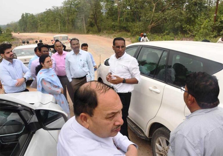 लोक निर्माण विभाग के सचिव ने कार्यों की धीमी गति पर जताई नाराजगी