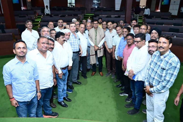 आवास एवं पर्यावरण मंत्री ओपी चौधरी ने विभिन्न आवासीय कॉलोनियों के प्रतिनिधियों के साथ की बैठक