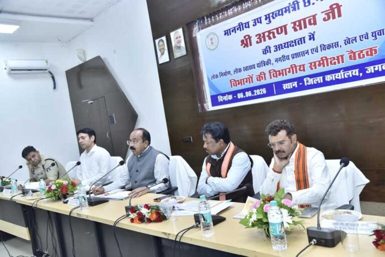 उप मुख्यमंत्री अरुण साव ने स्वच्छता दीदियों के नियमित स्वास्थ्य जांच और सुरक्षा किट प्रदान करने के दिए निर्देश