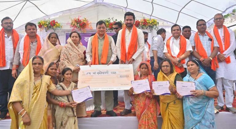 सुशासन तिहार: गोपालपुर समाधान शिविर में पहुंचे प्रभारी मंत्री लखन लाल देवांगन, 17 पंचायतों के ग्रामीणों को मिला योजनाओं का लाभ