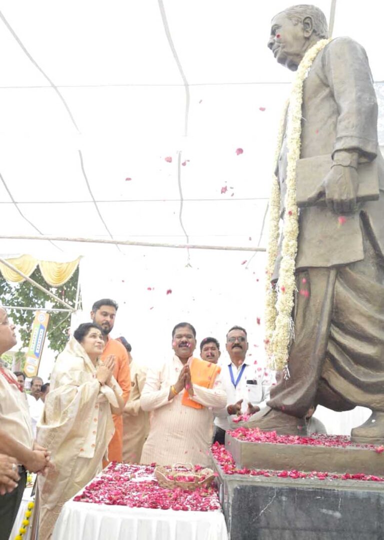 पूर्व मुख्यमंत्री स्व. बाबूलाल गौर की जयंती पर साकेत नगर में किया प्रतिमा का अनावरण