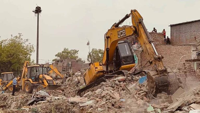 हरिद्वार में CM धामी का बुलडोजर एक्शन, अवैध मजार पर चली कार्रवाई, प्रशासन सख्त