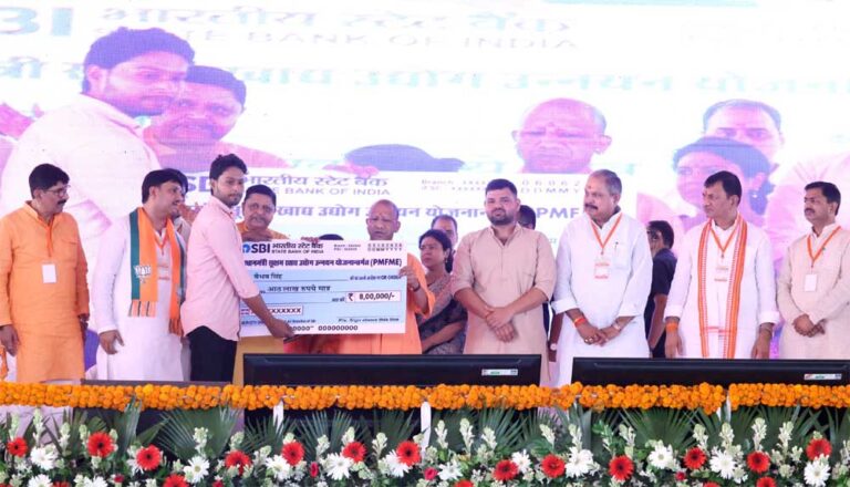 मंच पर मुख्यमंत्री के आने के बाद से पंडाल में गूंजता रहा जय राम व बुलडोजर बाबा का जयघोष