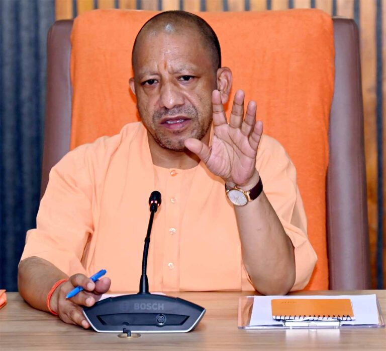 सीएम के हाथों चाबी, प्रमाण पत्र व चेक पाकर खिल उठे चेहरे