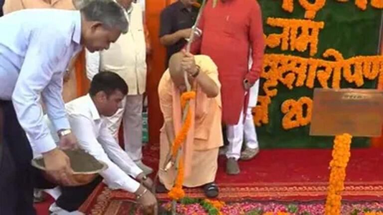 सीएम योगी ने शुरू किया पौधरोपण महायज्ञ, 35 करोड़ पौधे लगाने का लक्ष्य