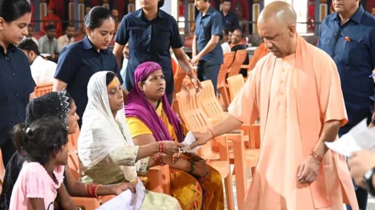 जनता दर्शन में योगी का बड़ा आश्वासन, गंभीर मरीजों के इलाज में मिलेगी आर्थिक मदद