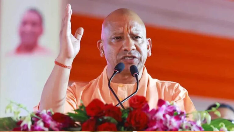 अयोध्या में CM योगी का सपा-कांग्रेस पर हमला, बोले- ‘हनुमानगढ़ी की सीढ़ियों पर नमाज पढ़वाने का पाप क्यों कराया?’