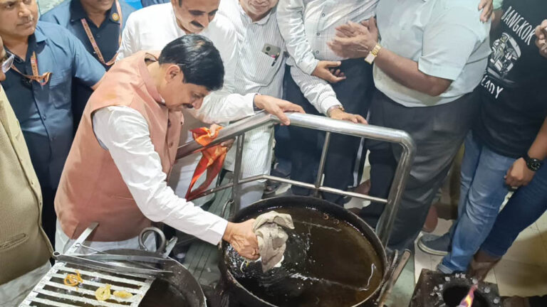 मुख्यमंत्री डॉ. यादव ने शहर का भ्रमण दो पहिया वाहन और पैदल चल कर किया