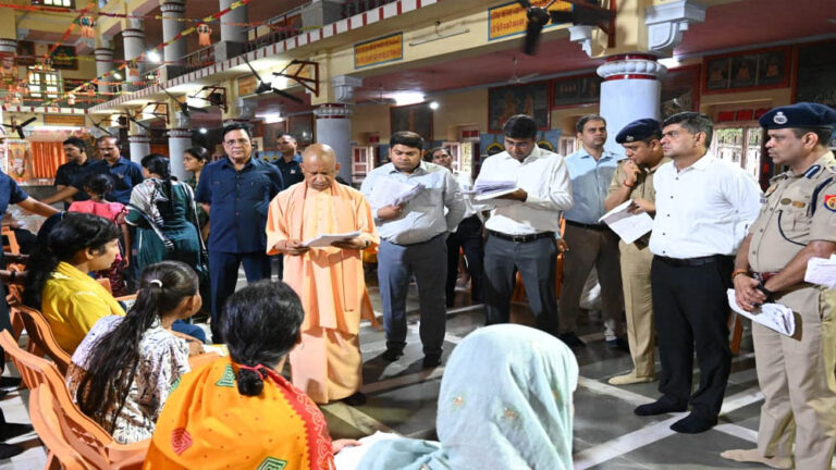 जनसेवा सर्वोपरि : प्रतिकूल मौसम में भी सीएम योगी ने किया जनता दर्शन