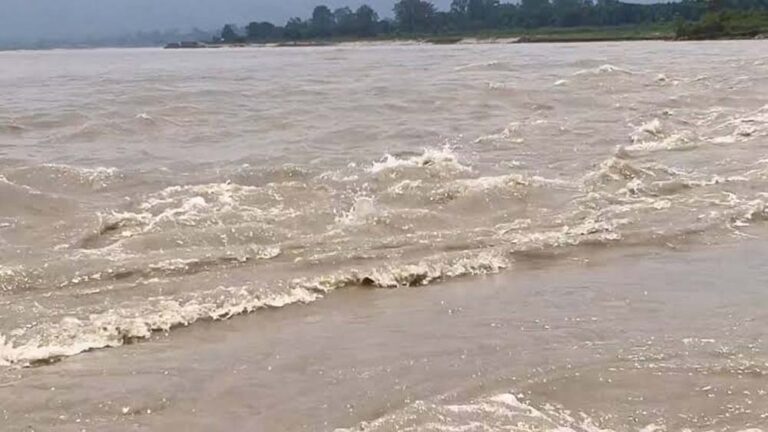 कोसी नदी में बढ़ा जलस्तर, बराज के 26 फाटक खोलकर छोड़ा गया पानी